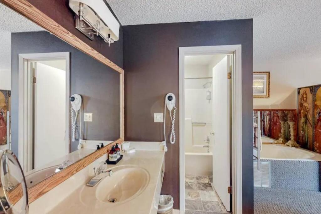 Jacuzzi Suite 206 At Tradewinds Eureka Springs Eksteriør bilde